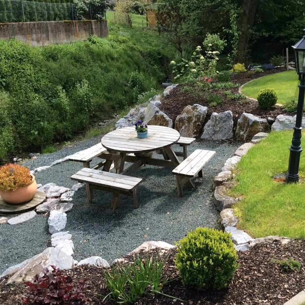 Das bild zeigt den Garten vom Blockhaus Willingen